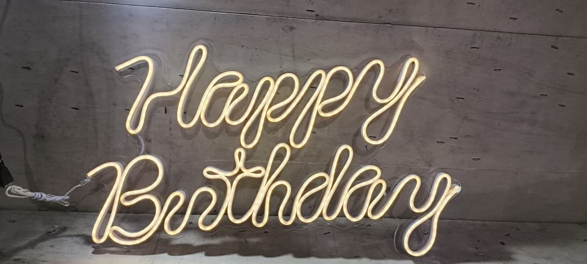 Letreiro LED neon happy birthday